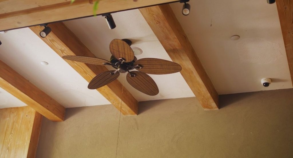 ventilateur de plafond en bois dans pièce à vivre