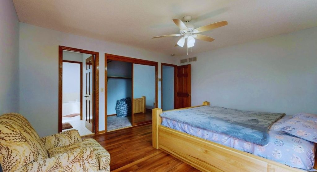 Chambre moderne lumineuse avec ventilateur de plafond