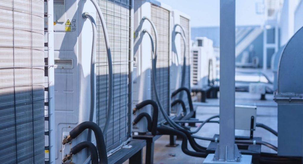 unités de climatisation commerciales sur toit d'entreprise
