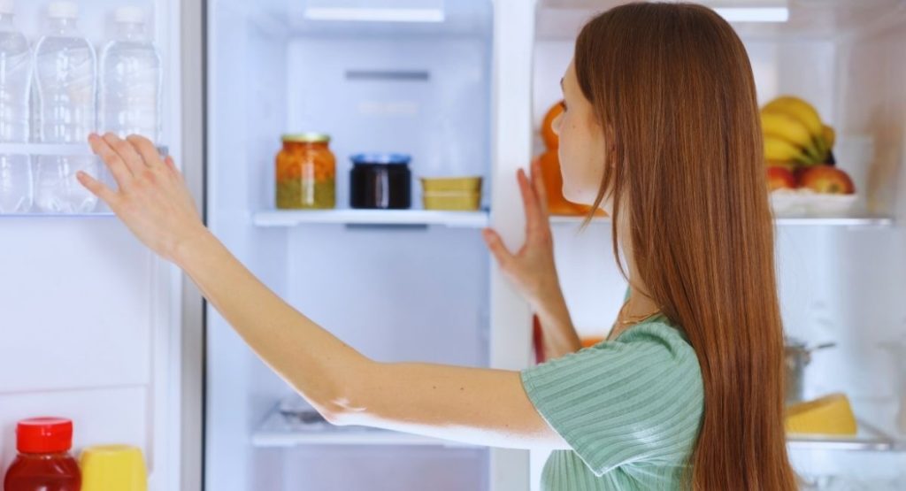 réfrigérateur ouvert avec technologie No Frost dans une cuisine moderne