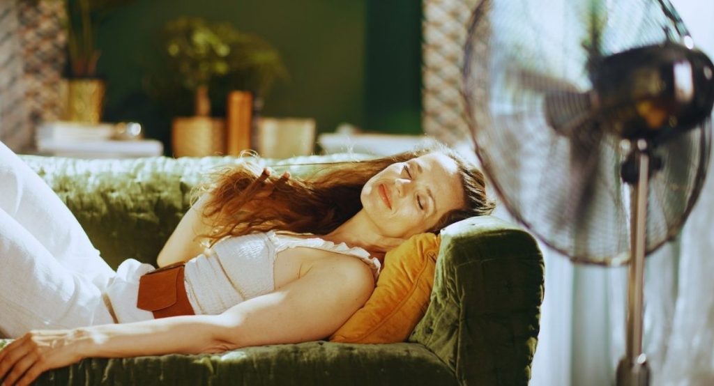 ventilateur portable rafraîchissant en été dans un salon