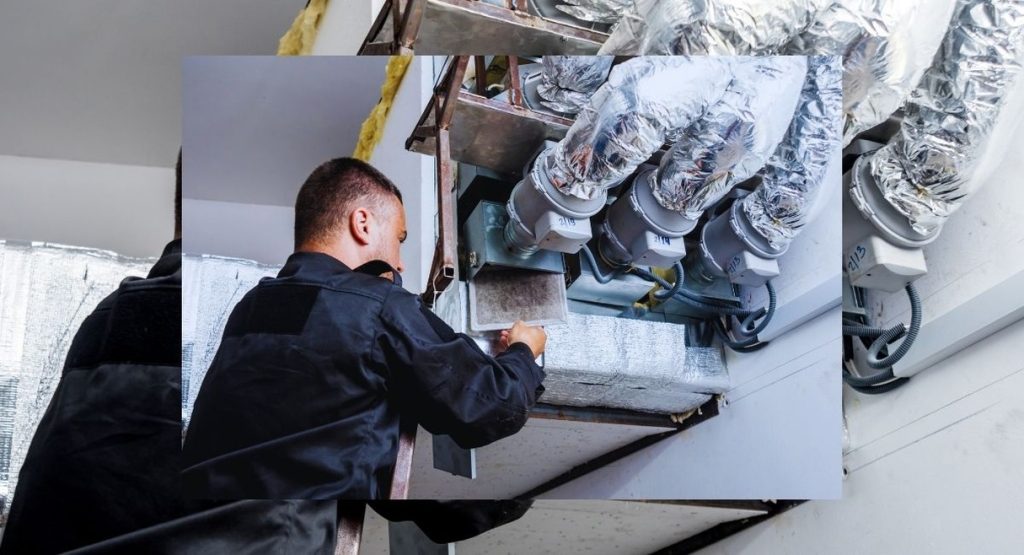 technicien en train de nettoyer des gaines de ventilation HVAC