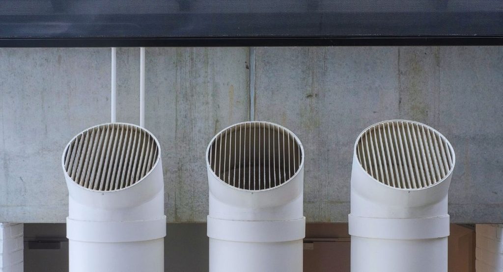 Tuyaux de ventilation mécanique en cave ou sous-sol industriel