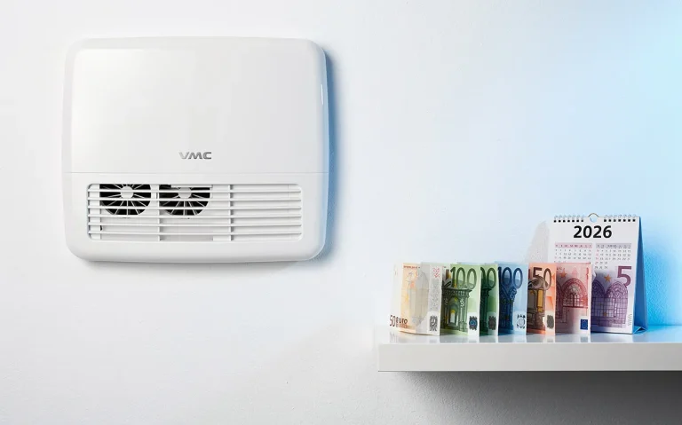Une VMC moderne fixée sur un mur intérieur propre avec des billets en euros et une page de calendrier de 2026 posés à côté.