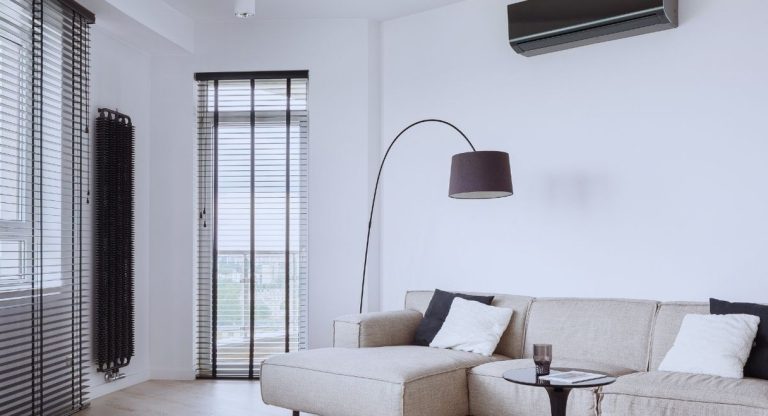 Climatiseur split fixé au mur d'un salon au design épuré