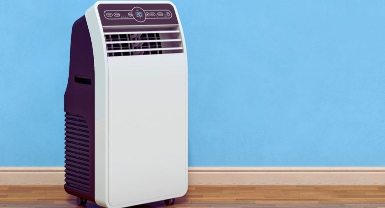 Climatiseur mobile blanc sur roulettes posé contre un mur