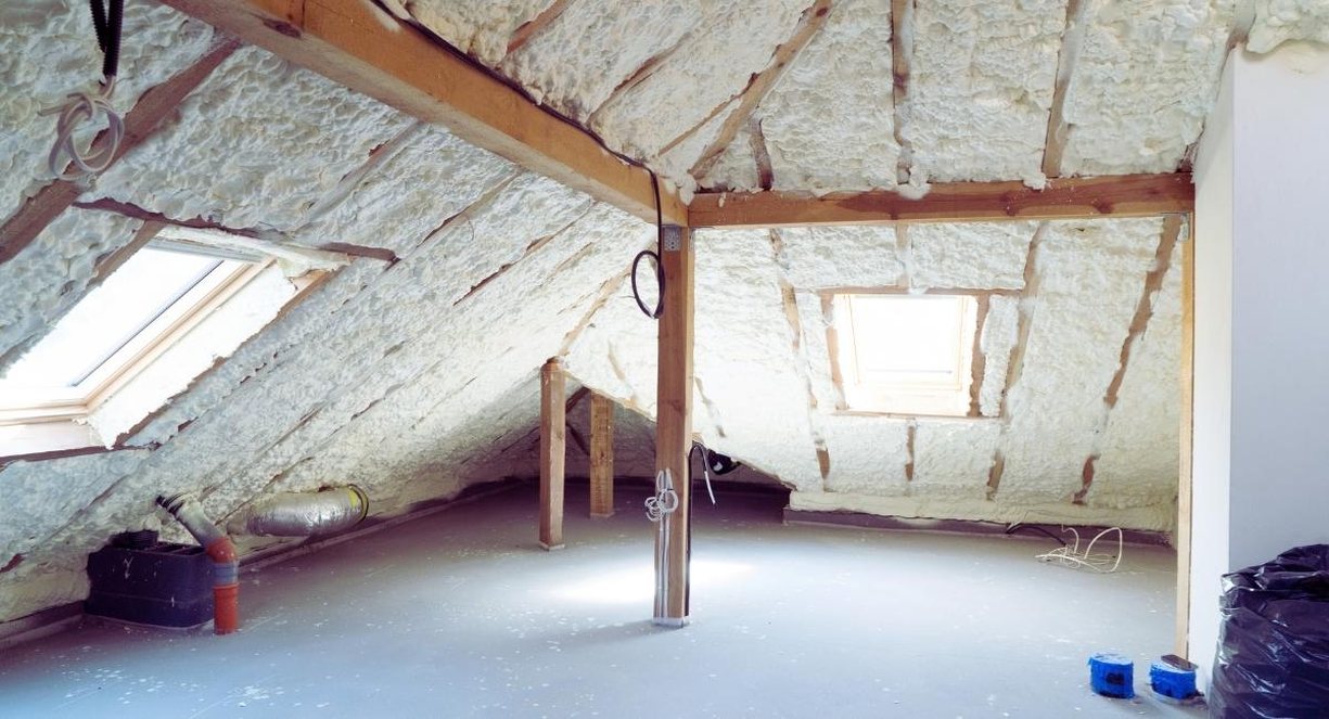 Combles aménagés avec isolation en mousse et gaine de ventilation visible