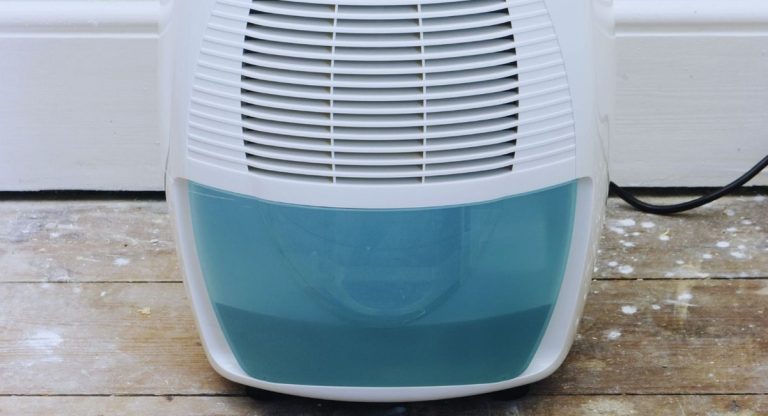 Déshumidificateur électrique posé au sol avec réservoir d'eau collectée