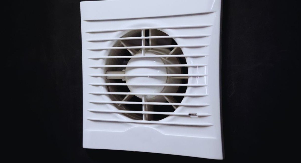 Ventilateur extracteur d'air mural avec grille de ventilation