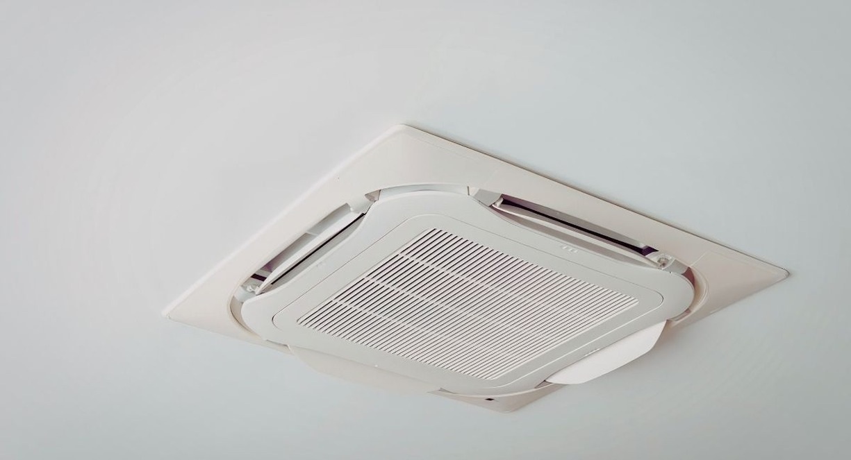 Grille de diffusion d'air encastrée dans un plafond blanc