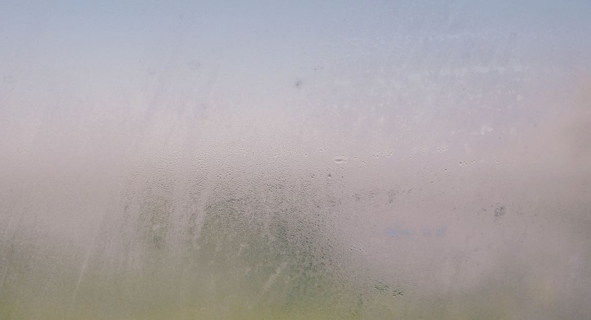 Vitre de salle de bain entièrement embuée par la condensation
