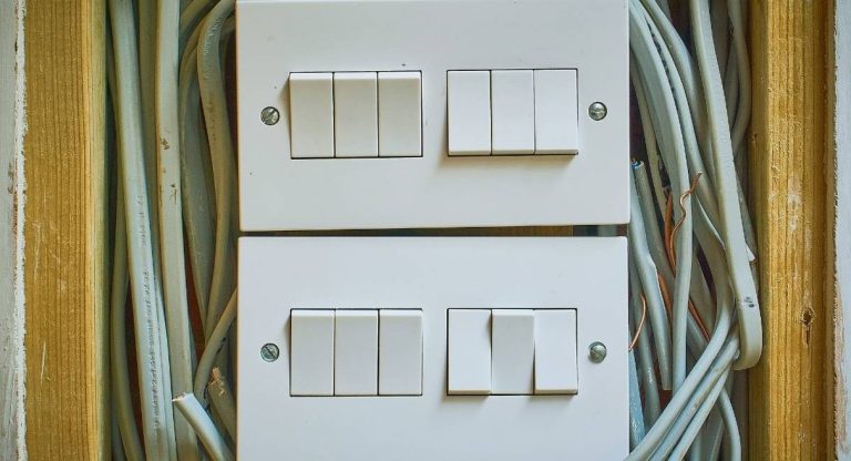Interrupteurs électriques muraux entourés de fils de câblage