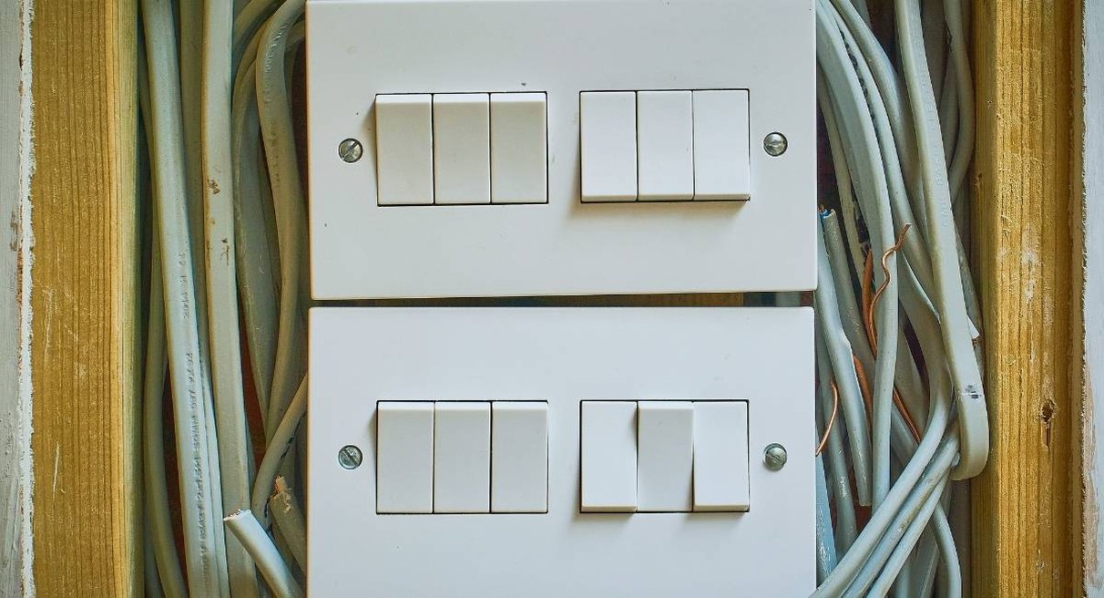 Interrupteurs électriques muraux entourés de fils de câblage