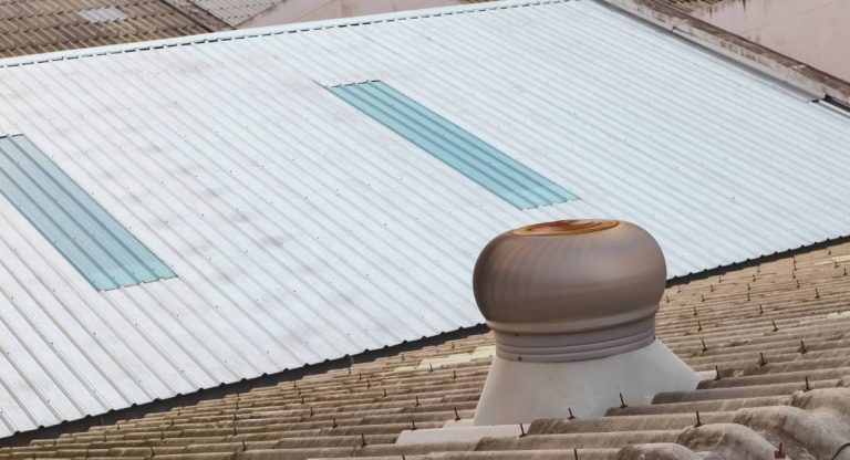 Moteur de ventilation posé sur le toit d'un immeuble collectif