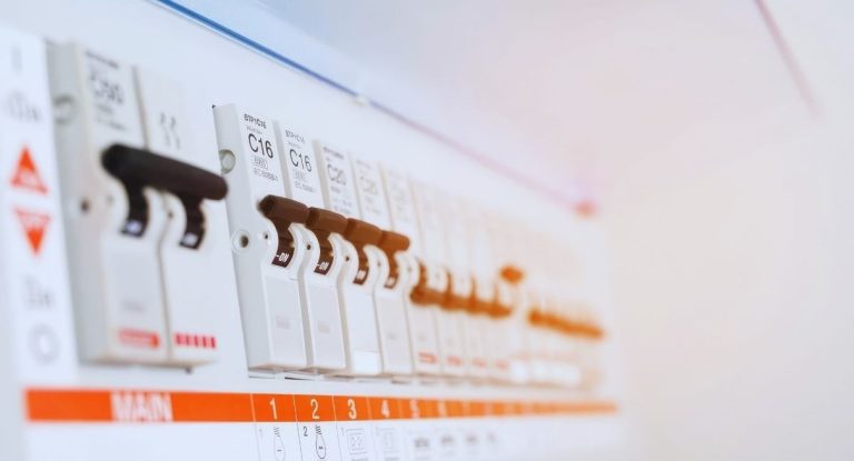 Rangée de disjoncteurs dans un tableau électrique de maison