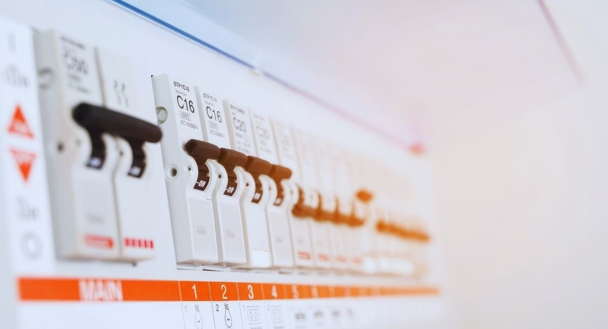 Rangée de disjoncteurs dans un tableau électrique de maison