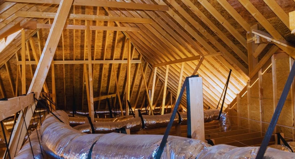 Conduits de ventilation double flux isolés dans les combles d'une maison